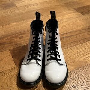 Dr. Martens Kids White and Black Lace-Up Boots‎ 4
